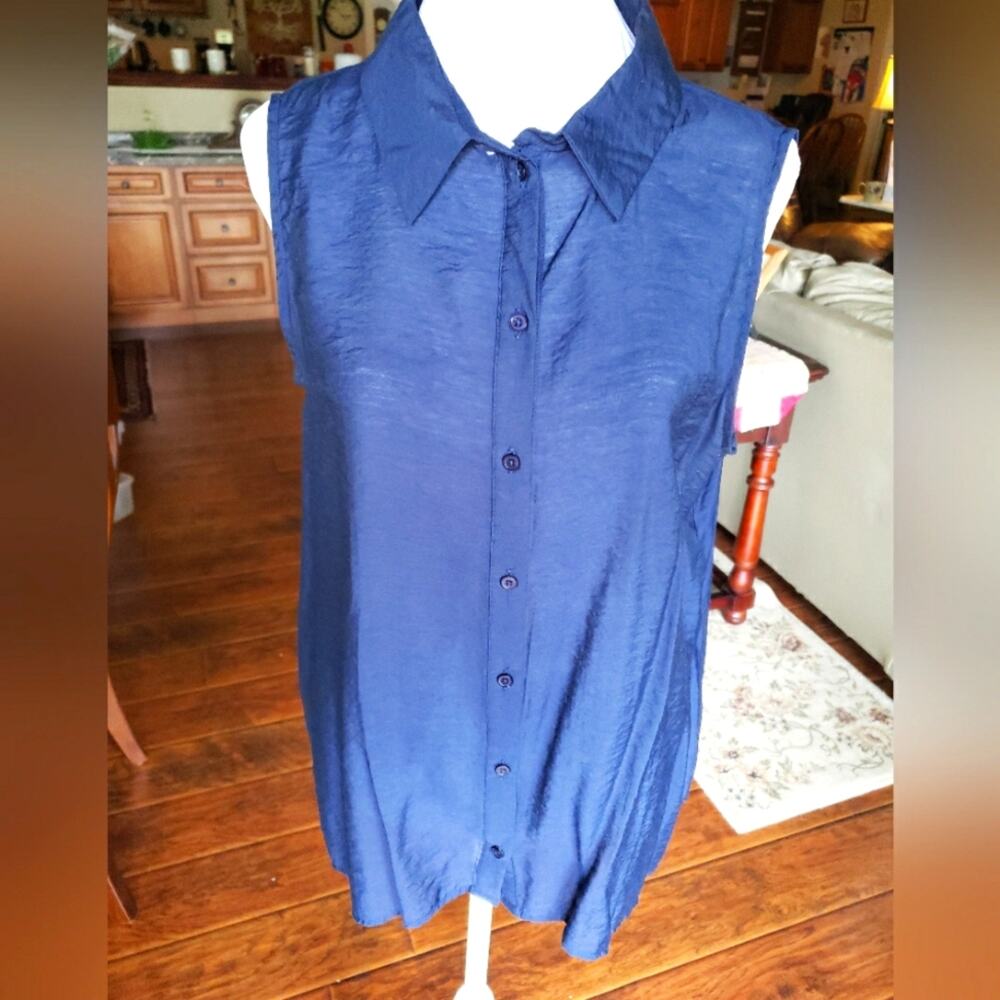 Dressbarn L wine red sleeveless‎ button up